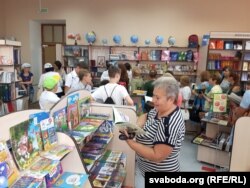 У кнігарні «Першацьвет»