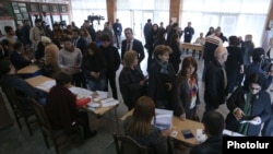 Armenia - Voters at a polling station in Yerevan, 2Apr2017.