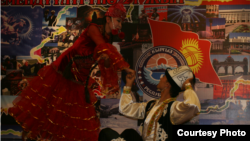 Кыргыз бийи. Үрүмчүдөгү Кыргызстандын эгемендүүлүгүнүн 21 жылдыгын майрамдоо кечеси. 2012-жылдын 31-августу