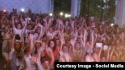 Во время концерта Андрея Макаревича перед детьми беженцев в Донецкой области