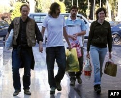 در تصویر جیمز فولی (نفر دوم از راست)، در سال ۲۰۱۱ در کنار دیگر خبرنگاران آزادشده‌ از دست ربایندگان در لیبی دیده می‌شود