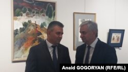 После окончания торжественной церемонии президенты посетили выставку работ абхазских художников, посвященной Дню Победы