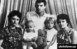 Васил Стус үй-бүлөсү менен (солдон оңго): жубайы Валентина, уулу Дмитро, жээни Татяна жана эжеси Мария. 1969-ж.