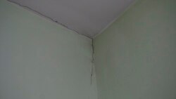 Трещины в квартирах новых домов в микрорайоне Карагайлы. Семей, 30 апреля 2020 года.