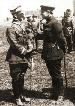 Головний отаман армії та флоту УНР Симон Петлюра (праворуч) та командувач 2-ї польської армії генерал Антоній Листовський під час війни з більшовицькою Росією. Бердичів, 1920 рік