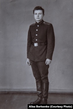 Юлий Сергеевич Худяков после службы в Советской армии.