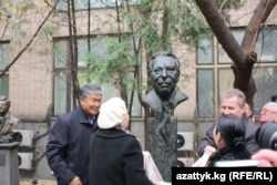 Айтматовдун Москвадагы эстелиги.