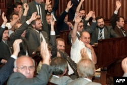 Яцек Куронь у білій сорочці, 1989 рік