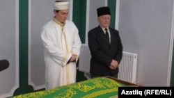 Риза Фазыл (у) чыгыш ясый