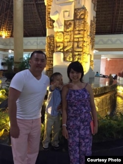 Бакыт с дочерью Аяной и сыном Дэниэлем