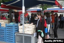 Прага үзәгендәге паркта чәршәмбе һәм шимбә көннәрендә авылларда яшәүчеләр килеп сәүдә итә