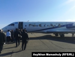 SCAT әуе компаниясы ұшағына отырып жатқан жолаушылар. Алматы, 30 қазан 2013 жыл.