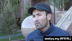 Активист Адилет Ыбырай, один из противников инициативы предоставления земель в Тургайском регионе в аренду России под район падения фрагментов ракет. Астана, 11 октября 2017 года.