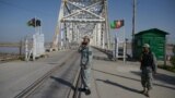 Сотрудники афганской пограничной полиции на афганской стороне моста Термез — Хайратон. Архивное фото