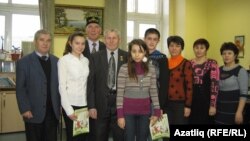 Балалар редакция хезмәткәрләре һәм язучылар белән