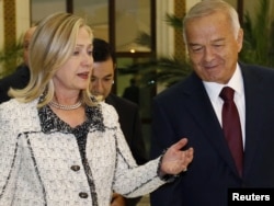 ABŞ-nyň Döwlet sekretary Hillari Klinton özbek prezidenti Yslam Karimow bilen duşuşykda. Daşkent, 22-nji oktýabr, 2011.