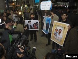 تجمع عده‌ای در فرودگاه امام خمینی در بدو ورود کارشناسان آژانس به تهران- ۹ بهمن‌ماه