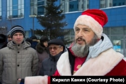 Гражданский активист Олег Викторович на митинге в костюме деда мороза