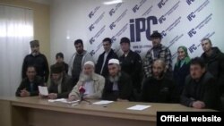 "Себат" активистлары матбугат очрашуында. Берече рәттә сулдан өченче Сейдамет Гемеджи