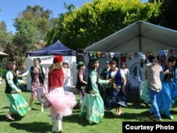 Һәркем табаныннан ут чыкканчы биеде.