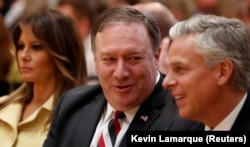 Госсекратерь США Майк Помпео и посол США в России Джон Хантсман на пресс-конференции после встречи Дональда Трампа и Владимира Путина в Хельсинки. Июль 2018 года