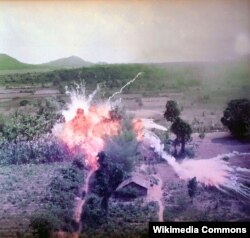 Vyetnam müharibəsində napalm bombasından istifadə edilməsi. Bombanın içində yanacaq olur. 1965
