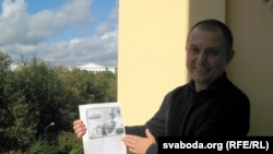 Аляксандар Лукашук на гаўбцы менскай кватэры Освальда зь ягоным здымкам. Архіўнае фота