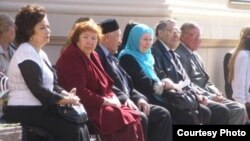 Быелгы Тукай бәйрәменә килгән бер төркем татар язучысы, Казан, 26 апрель 2012