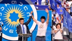 Август 2012 года. С момента прихода к власти рейтинг председателя «Грузинской мечты» Бидзины Иванишвили (слева) неуклонно падает, а рейтинг генсека правящей партии Кахи Каладзе растет