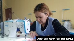 Тігінші Рәзия Мұратбекова.