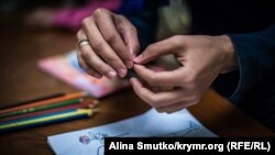 Ayşe balalarınen resim çıza