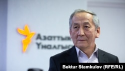 Акылбек Сариев.