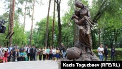 Алматыдағы саяси қуғын-сүргін құрбандарына қойылған ескерткіш. 
