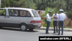 Baýramçylyk lybasdaky ýol polisiýasy (arhiw)