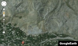 Чаувай поселкасы. Күнгөй беттеги оң жактагы шагыл куюлган ичке сайдын сол ныптасында борчуктун астында Сарт-Ыстаган үңкүрү жайгашкан. GoogleErthтен алынган фотосүрөт.