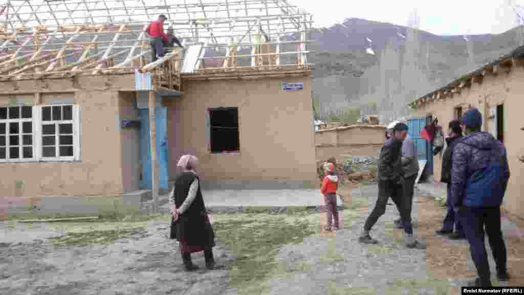 7-майда жалпы 1000 турак жай текшерилип, алардын 529у авариялык абалда экени аныкталган. Кооптуу жерде жашагандар убактылуу башка жактарга көчүрүлгөн.