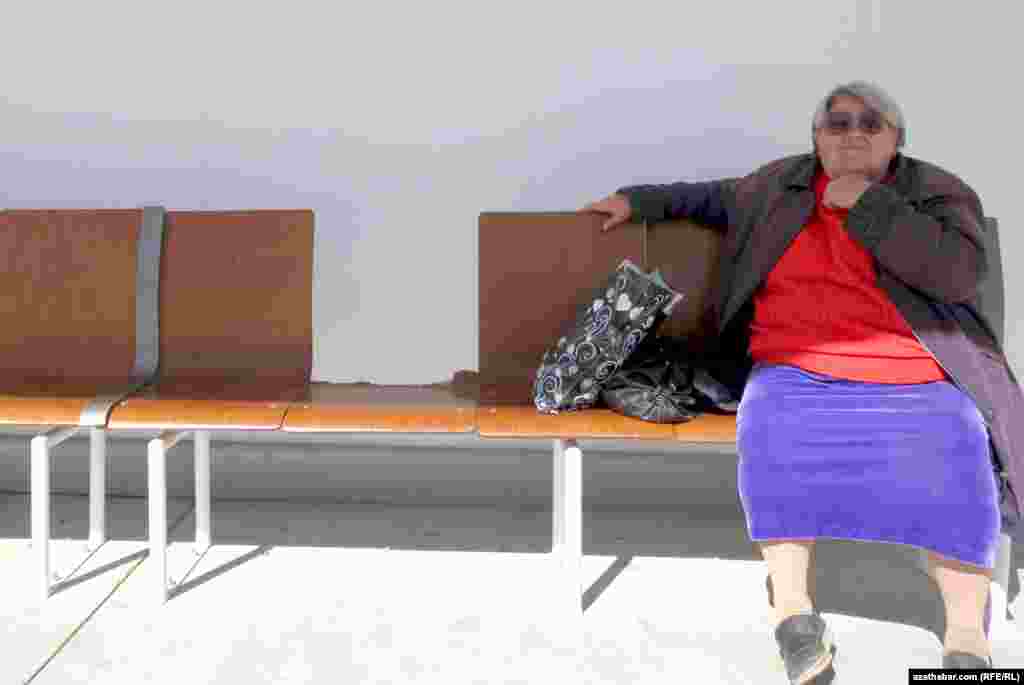 Aşgabat. Awtobus duralgalarynda oturgyçlaryň döwülýändigini görse bolýar.