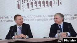 Главы МИД Армении и Латвии - Эдвард Налбандян (справа) и Эдгарс Ринкевичс (слева) на совместной пресс-конференции, Ереван, 15 ноября 2012 г.