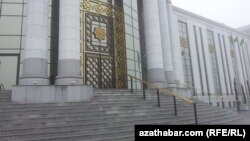 Türkmenistanda bir ýokary okuw jaýynyň girelgesi