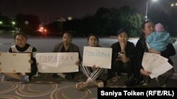 Пришедшие к департаменту полиции жители, требующие вернуть изъятые во время обысков устройства, и их сторонники. Нур-Султан, 24 августа 2019 года.