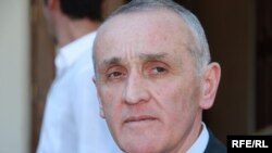 В интервью экс-президент впервые дал развернутую картину своей версии происходившего, причем не поскупился на жесткие характеристики политических оппонентов