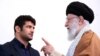 علیرضا کریمی (چپ) در دیدار با رهبر جمهوری اسلامی ایران.