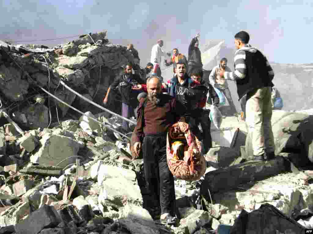 بیش از ۲۷۰ فلسطینی در دو روز اول بمباران ها کشته شدند. حماس اعلام کرد که اکثر آنها شبه نظامی بودند.