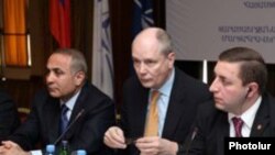 Армения - Горан Ленмаркер (в центре) на семинаре «Роуз Рот», Ереван, 11 марта 2010 г. 