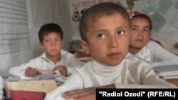 Ин писарбача дар сар ҳавои вазирӣ дорад...