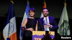 Նյու Յորքի քաղաքապետի դեմոկրատ թեկնածու Զոհրան Մամդանին կնոջ՝ Ռամա Դուվաջիի հետ