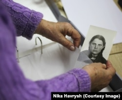 هالینا استانیتسینا در حال کار در آرشیو کی‌یف