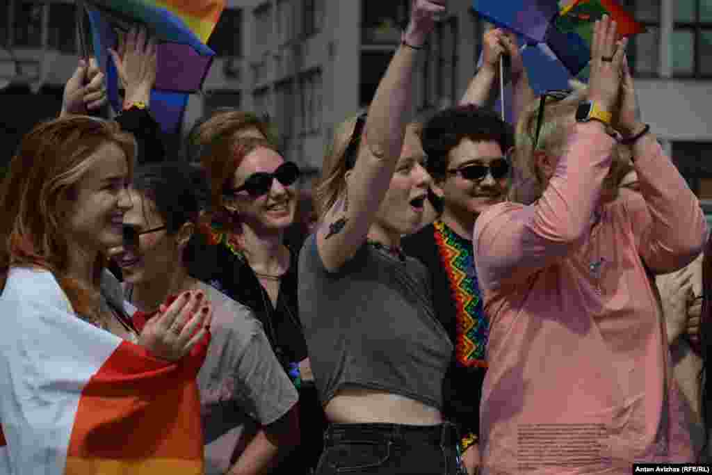 Учасники автопробігу під час мітингу скандували гасла: «Слава Україні», «Бунтуй, кохай, права не віддавай!», «Свобода, рівність, ХарківПрайд!»