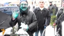 «Тітушки» облили зеленкою і фарбою євроактивістів у Донецьку