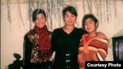 Гулмира Маҳмудова (ўнгдан биринчи).